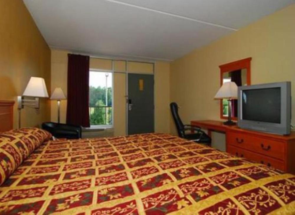 King Room - Non-Smoking interior
